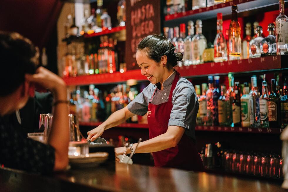 Barmaid rouge sourire