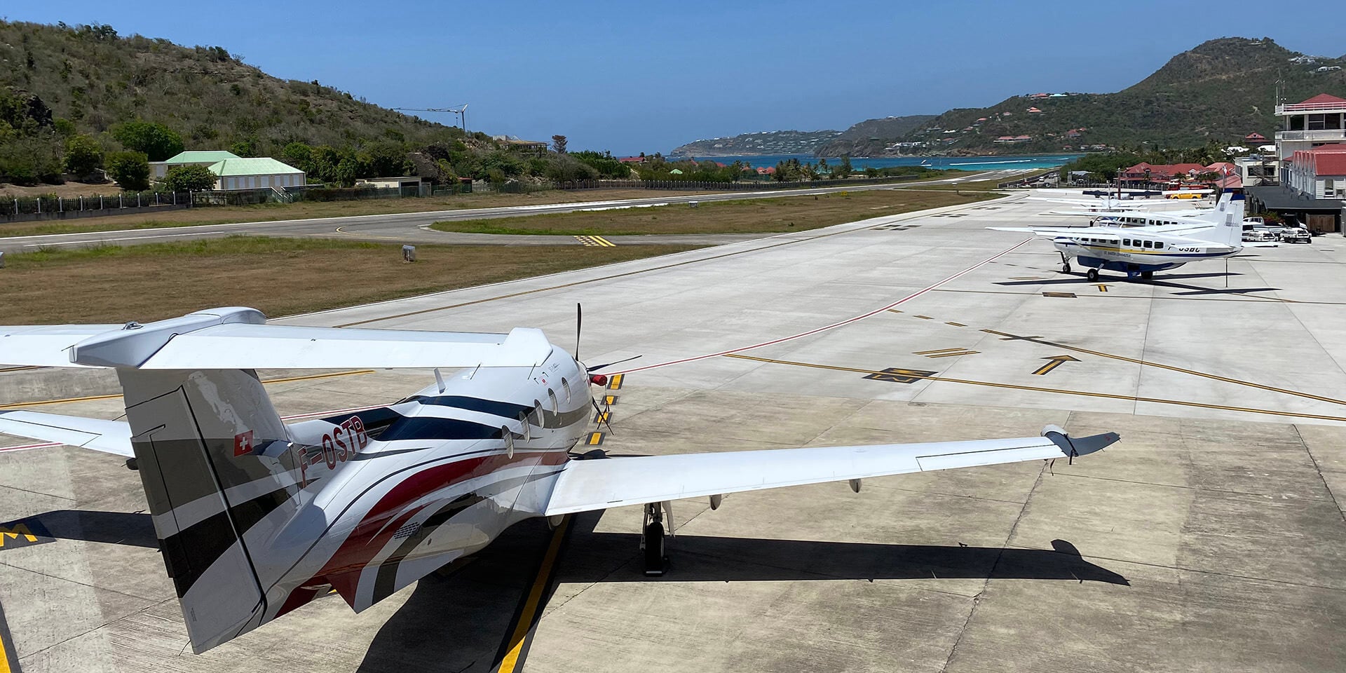 Comment se rendre à Saint-Barth : vols, charters et ferry (2026-2027)